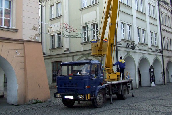 Jeśli chodzi o świąteczne przyozdabianie miasta, można odnieść wrażenie, że czas zatrzymał się kilkanaście lat temu.