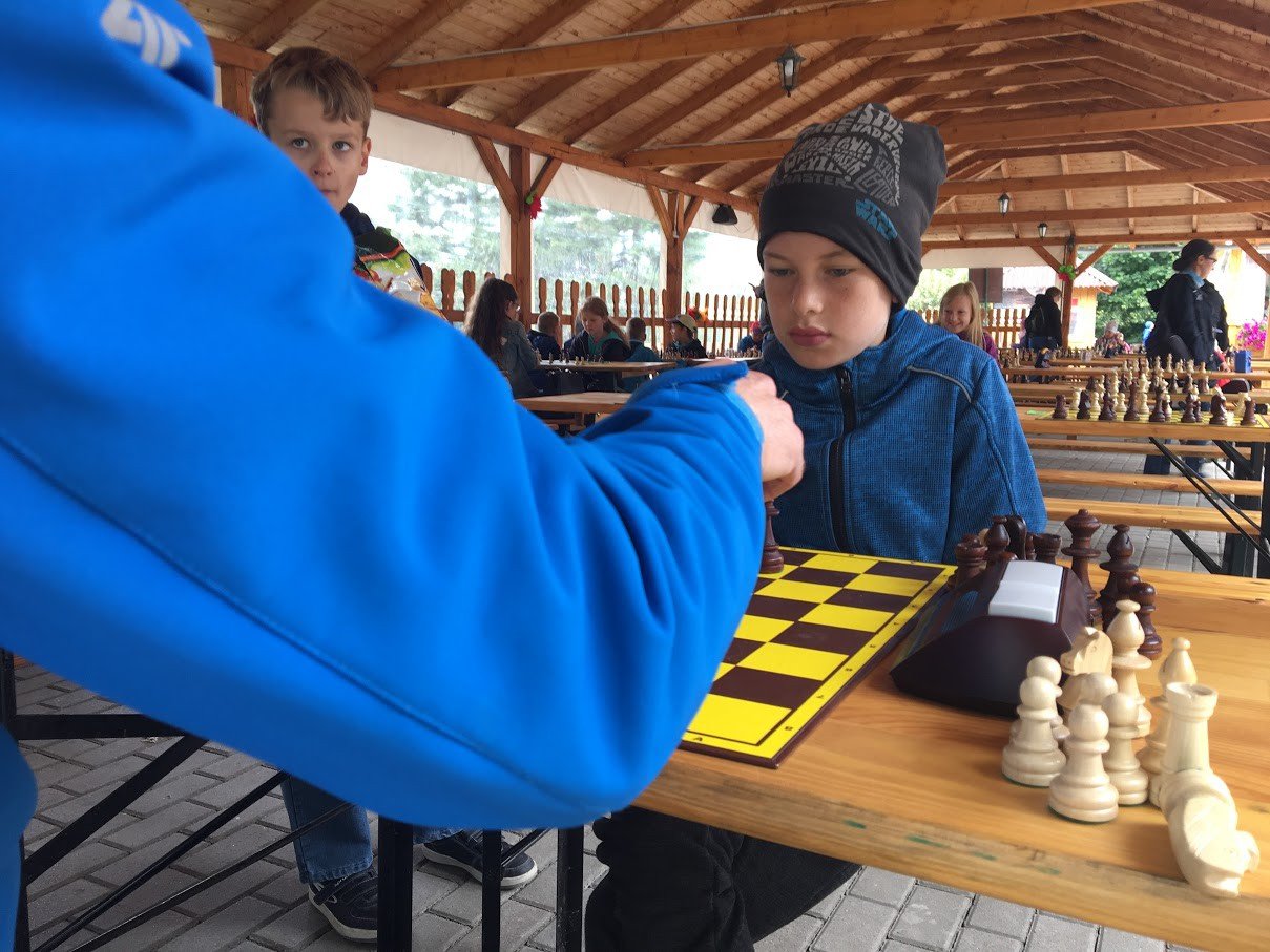 gry-w-szachy-i-zabawy-na-wisniowej-polanie-75850