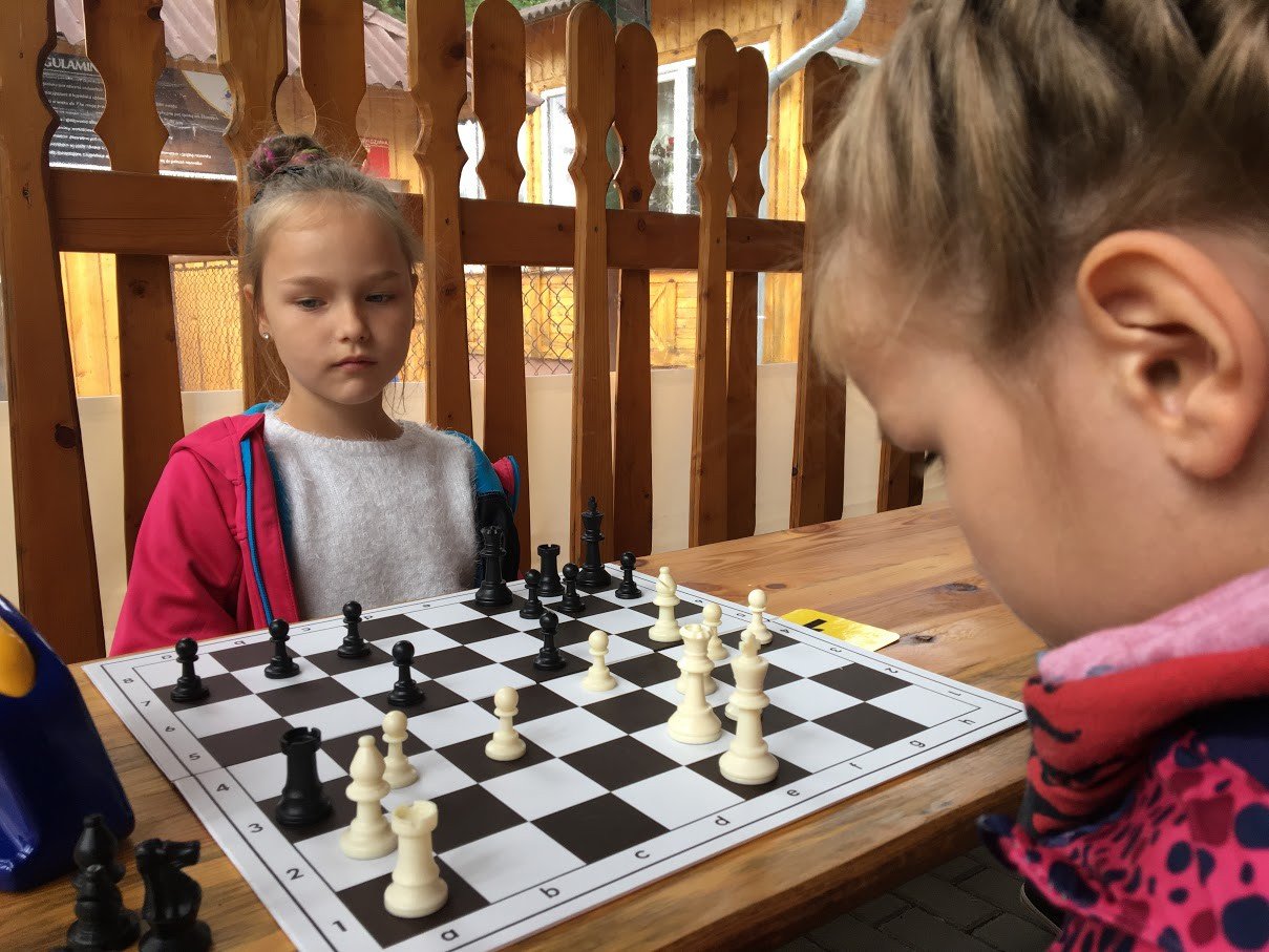 gry-w-szachy-i-zabawy-na-wisniowej-polanie-75850