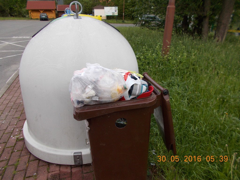 jedni-smieca-wszyscy-paca-76112