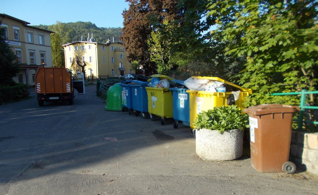 jedni-smieca-wszyscy-paca-76112