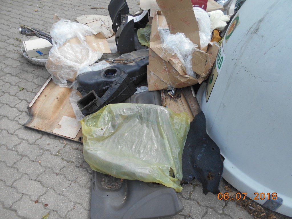jedni-smieca-wszyscy-paca-76112