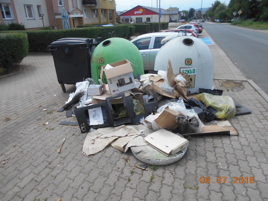 jedni-smieca-wszyscy-paca-76112