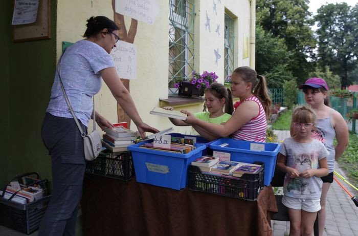 kiermasz-ksiazek-na-wakacyjne-wycieczki-76218