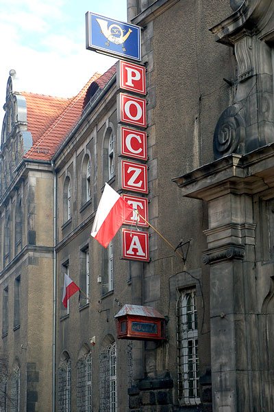 Urząd przy ulicy Pocztowej w barwach narodowych.