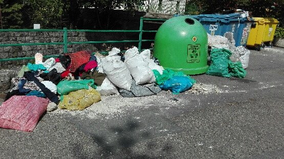 jedni-smieca-ale-paca-za-to-wszyscy-76356