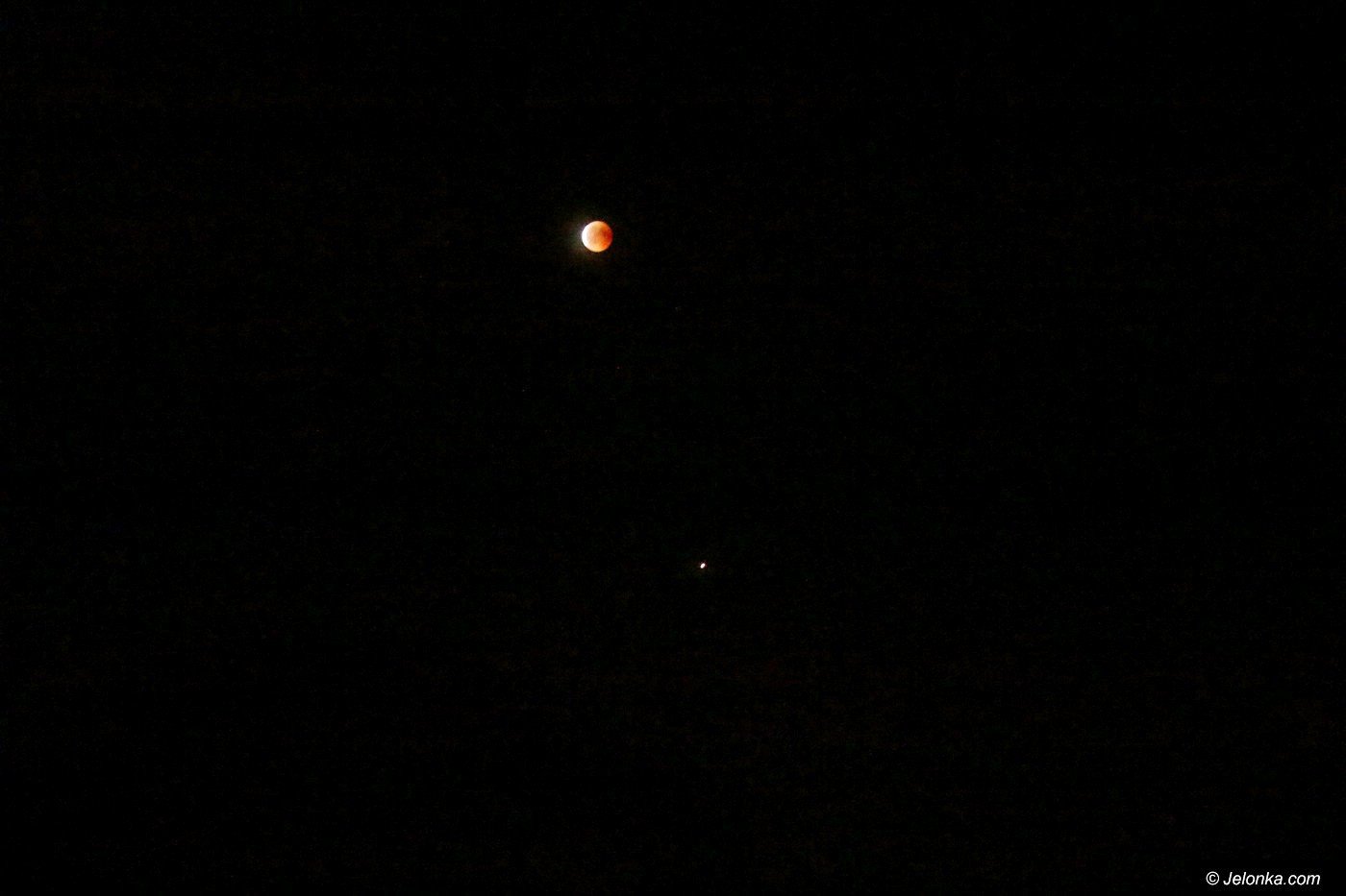 Zaćmienie Księżyca (u góry) i Mars w opozycji (poniżej, lekko po prawej stronie)