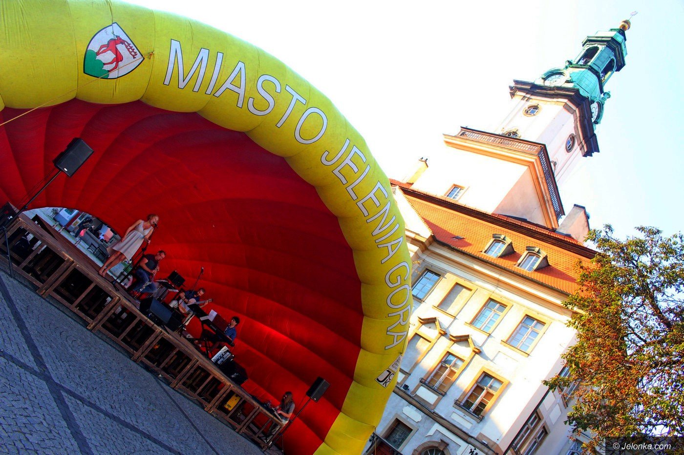 piekna-i-bestia-na-placu-ratuszowym-76390