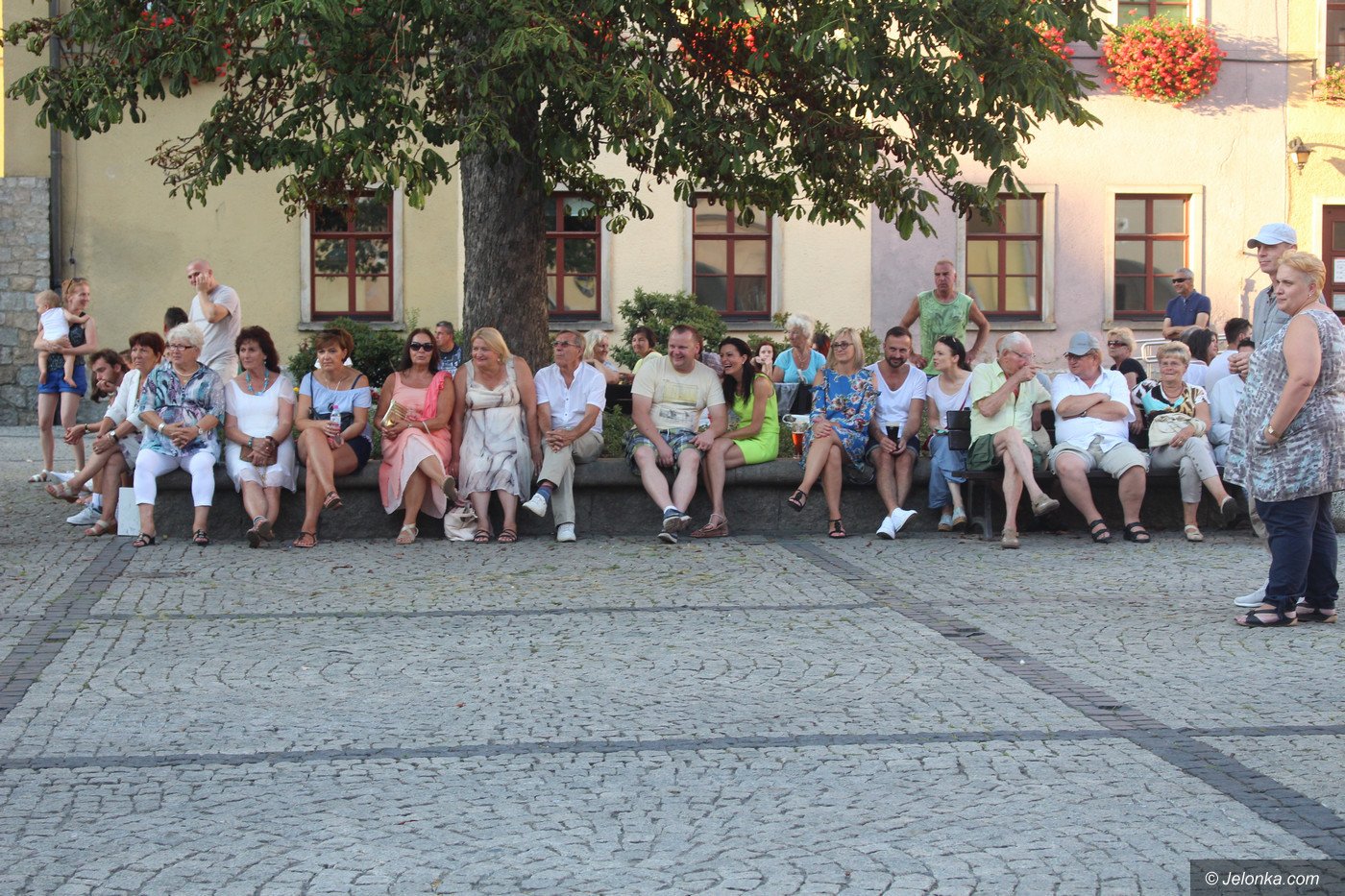 piekna-i-bestia-na-placu-ratuszowym-76390