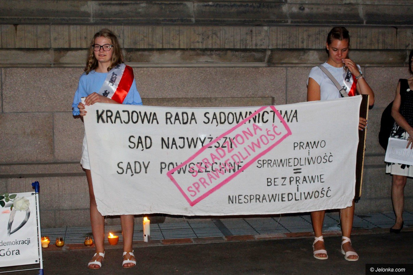 kod-nadal-protestuje-76439