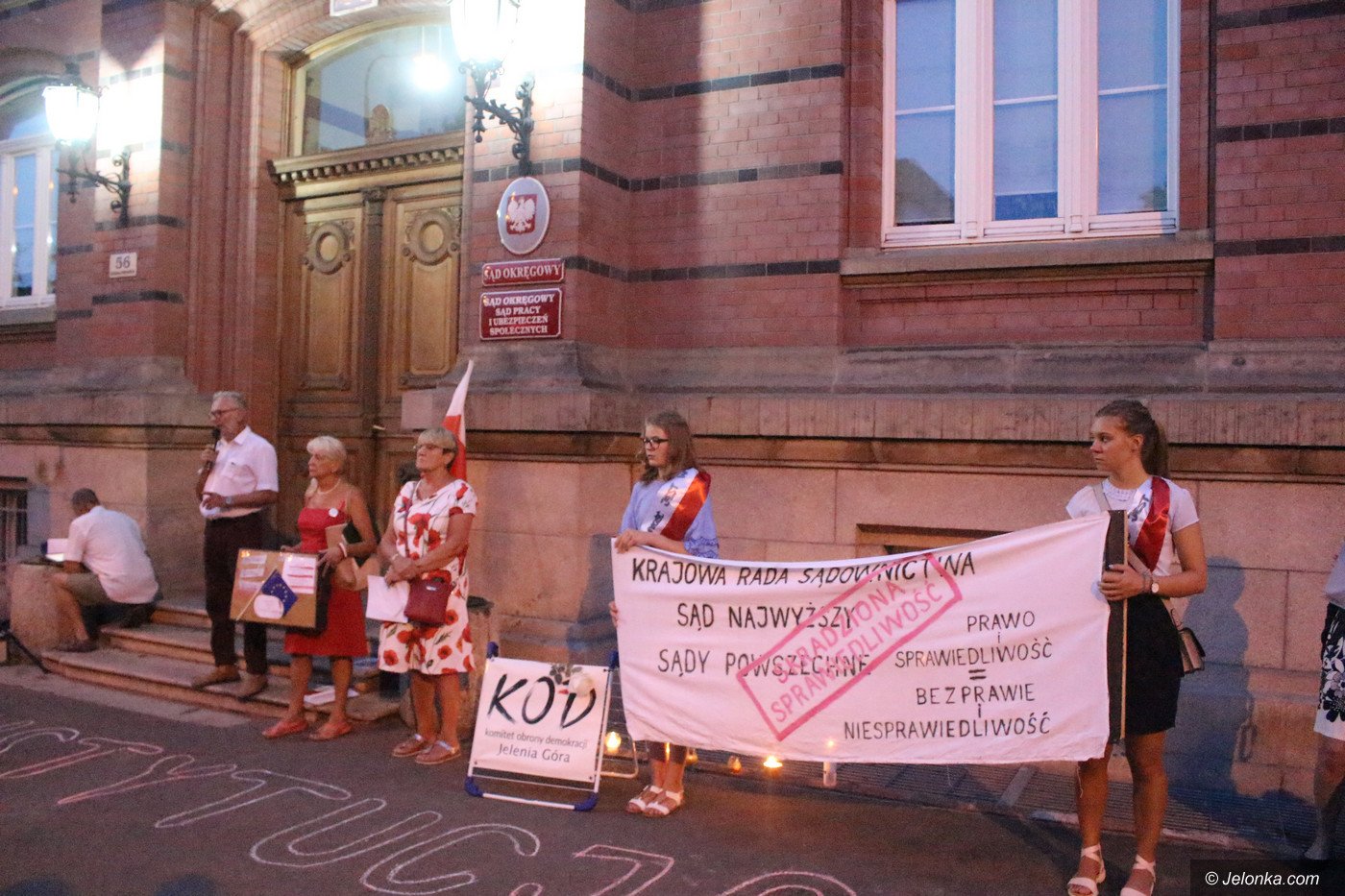kod-nadal-protestuje-76439