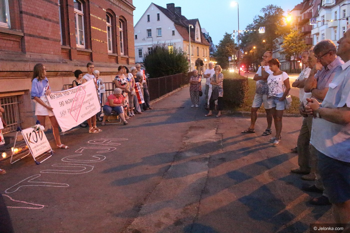 kod-nadal-protestuje-76439