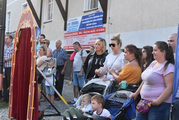sztuka-ulicy-goscia-w-miescie-pod-sniezka-76596