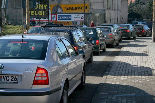 Takie obrazki na ulicy Sobieskiego to codzienność. Problem dotyczy także kierowców wyjeżdżających z miasta.