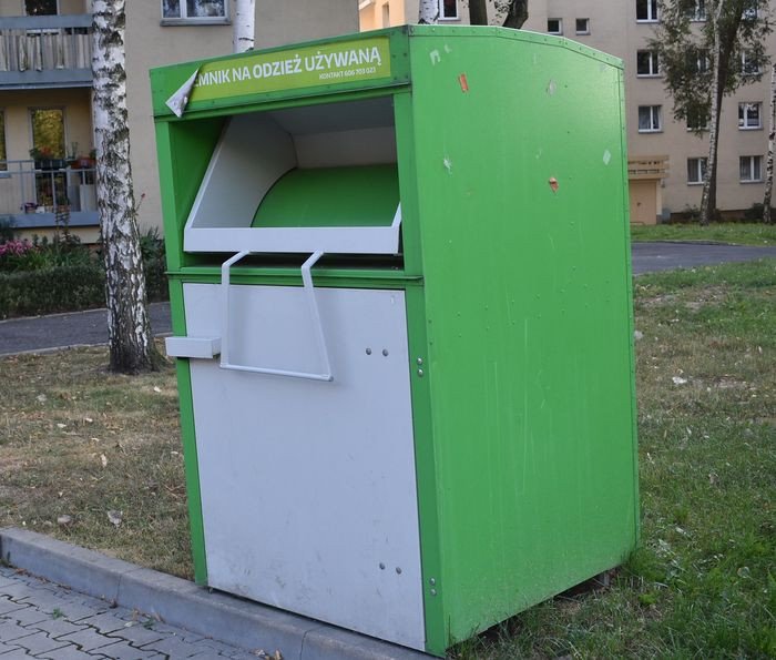 opuszczone-kontenery-na-uzywane-ubrania-76659