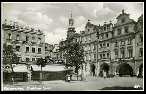 Markt w latach 30-tych minionego wieku. Siedem domów kupieckich już jest połączone z ratuszem. W części pracują urzędnicy.