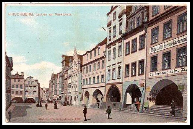 Kamienice z podcieniami naprzeciwko ratusza. Widać fragment magistratu. Najstarsze domy „pamiętały” jeszcze ten magistrat, który stał tam i zawalił się.