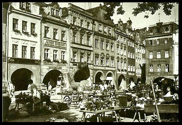 Jarmark z okazji święta gór w Rynku: relikt dawnej handlowej przeszłości centralnego miejsca w Jeleniej Górze.