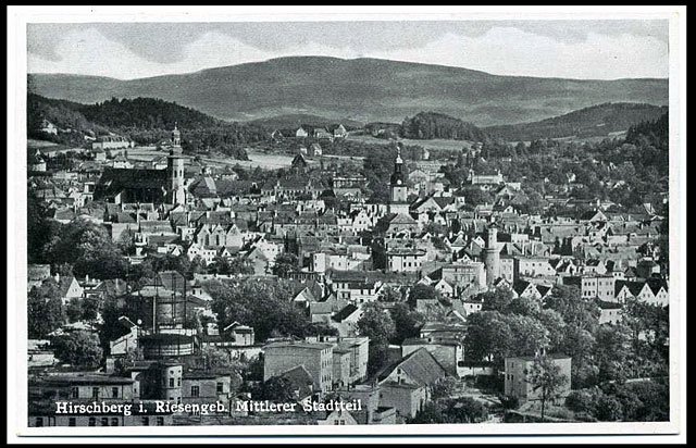Panorama Hirschbergu od strony Hausbergu (Wzgórze Krzywoustego) z widokiem na Cavalierberg (dawne Wzgórze Szubieniczne).