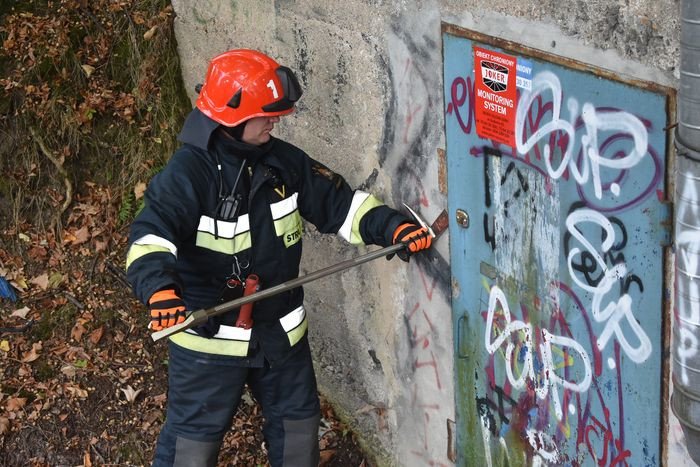 akcja-w-podziemiach-76985
