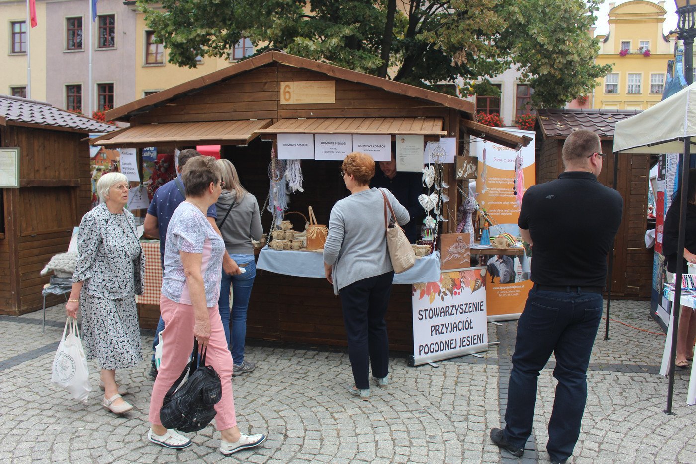 pod-ratuszem-pieknie-smacznie-regionalnie-76993