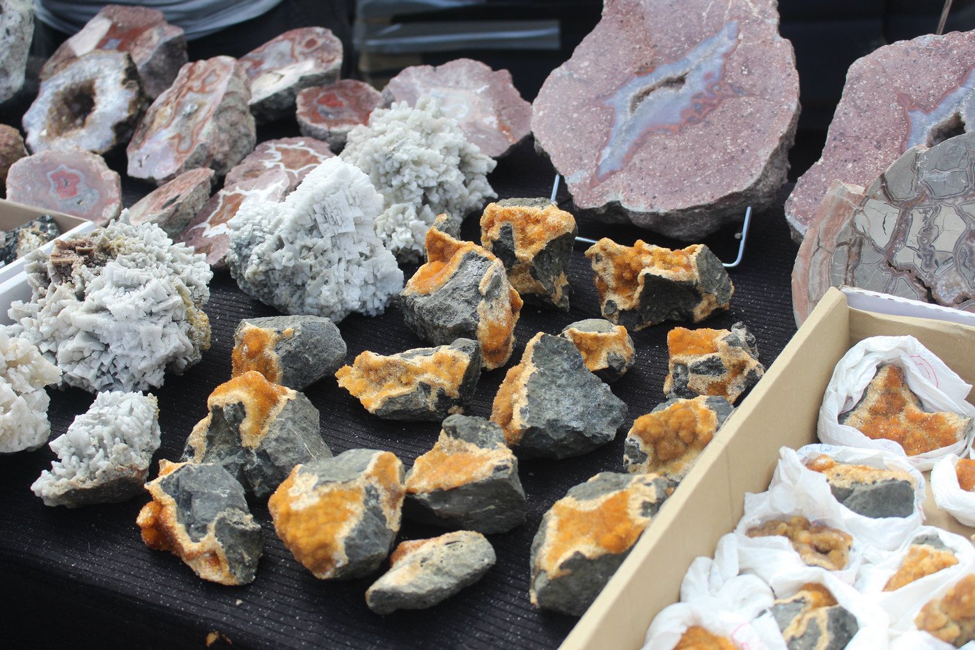 ogladali-i-kupowali-mineray-77019