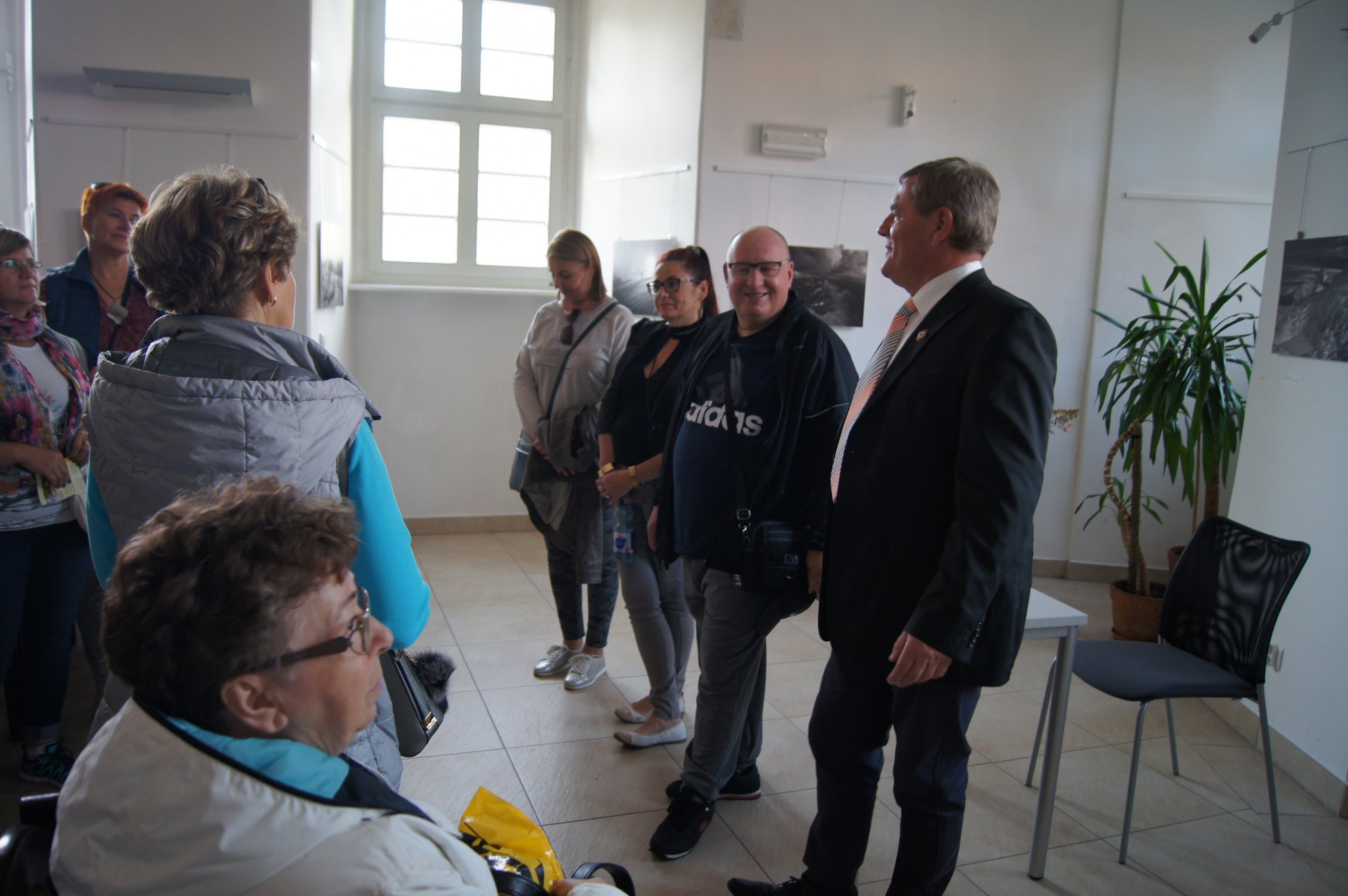 Jubileuszowi odwiedzający: Ewa Czerniakiewicz, Emilia Szewczyk, Zenon Trzepak oraz dyrektor muzeum