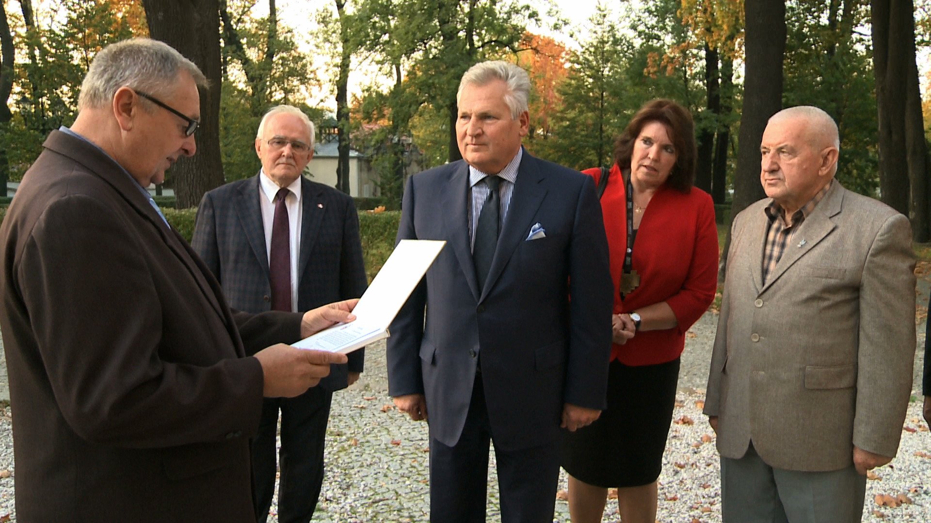 aleksander-kwasniewski-uczci-pamiec-tragedii-smolenskiej-77574