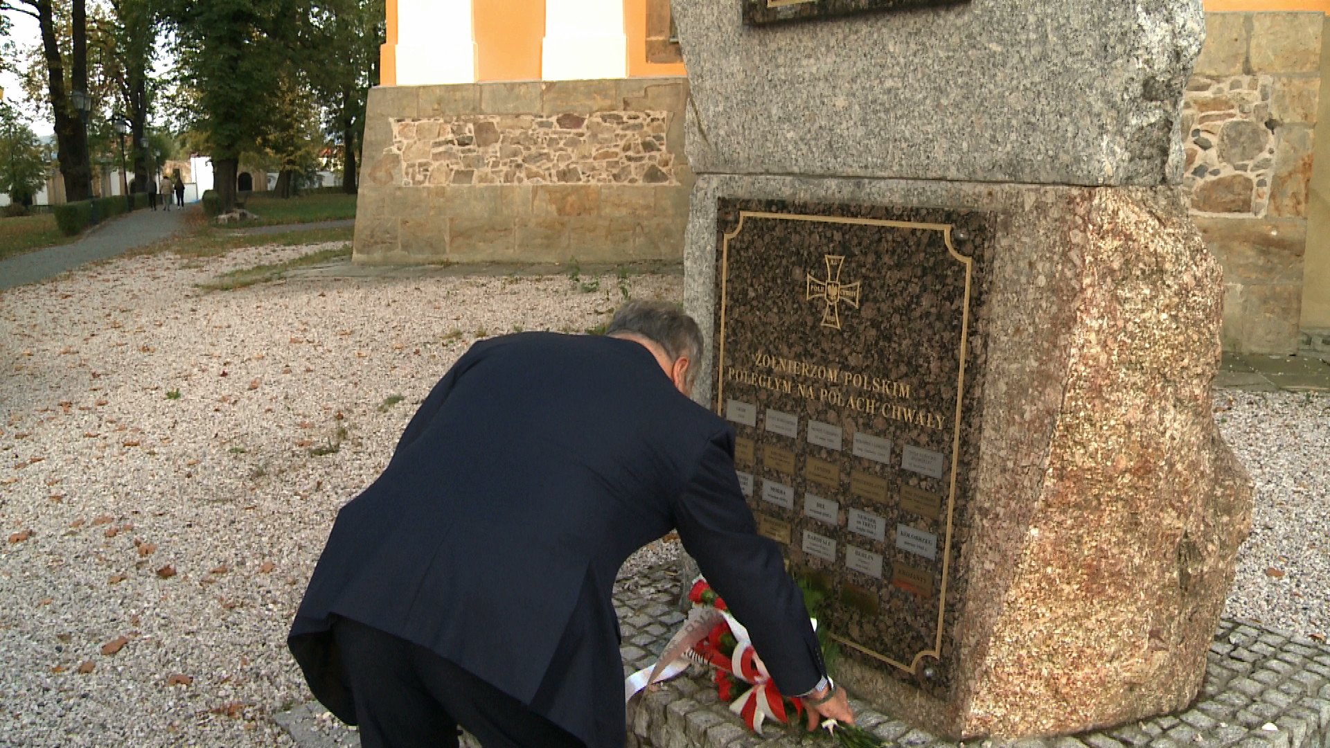 aleksander-kwasniewski-uczci-pamiec-tragedii-smolenskiej-77574