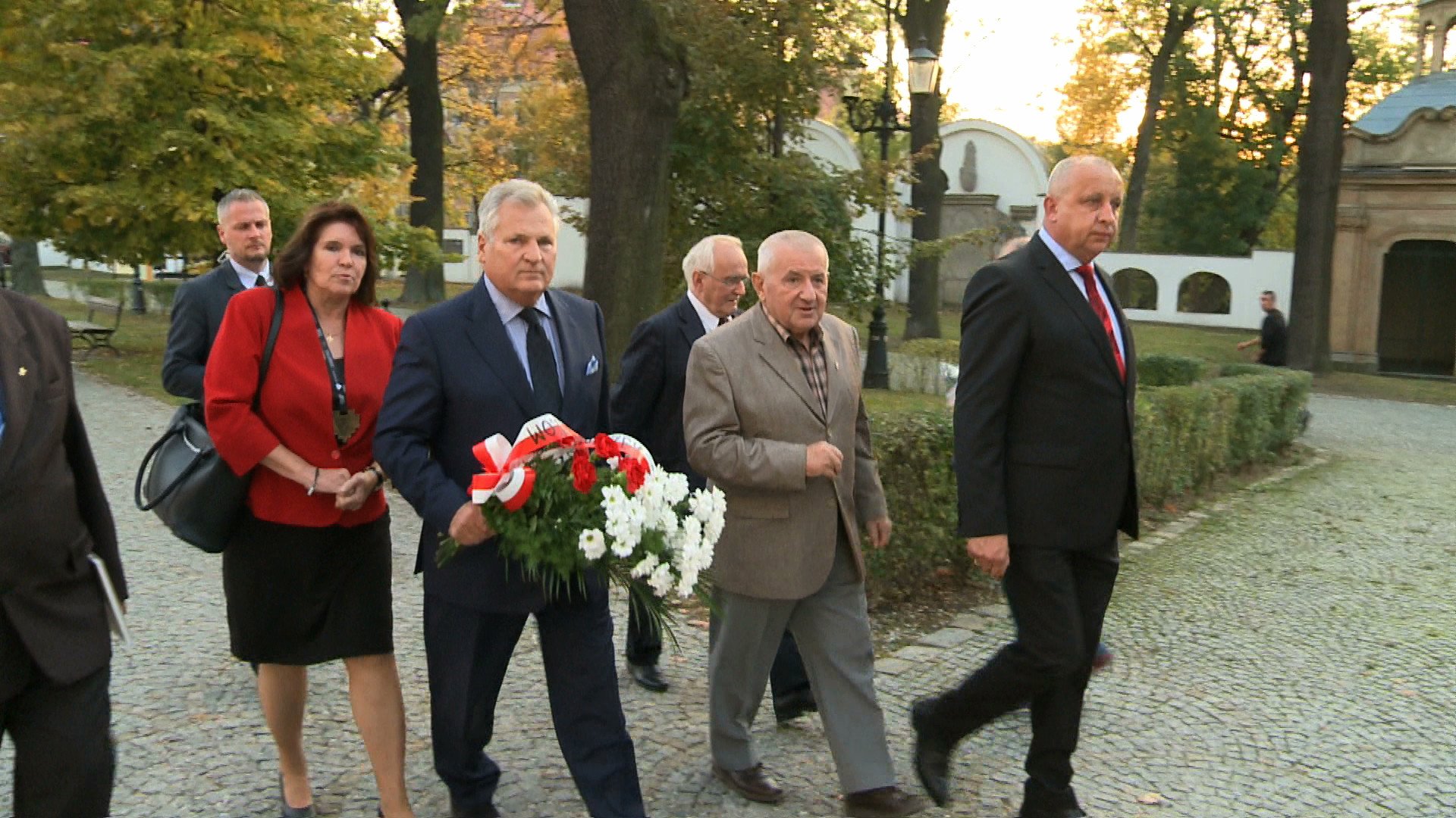 aleksander-kwasniewski-uczci-pamiec-tragedii-smolenskiej-77574