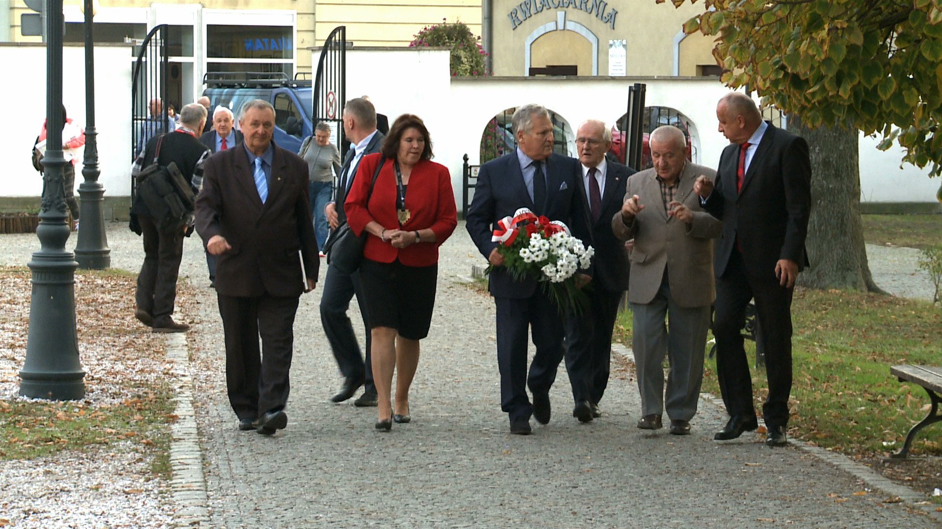 aleksander-kwasniewski-uczci-pamiec-tragedii-smolenskiej-77574
