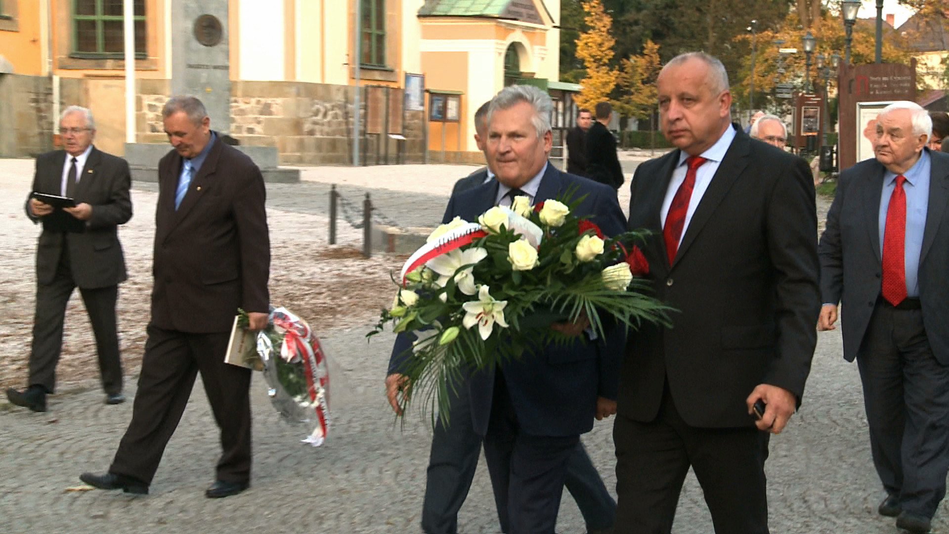aleksander-kwasniewski-uczci-pamiec-tragedii-smolenskiej-77574