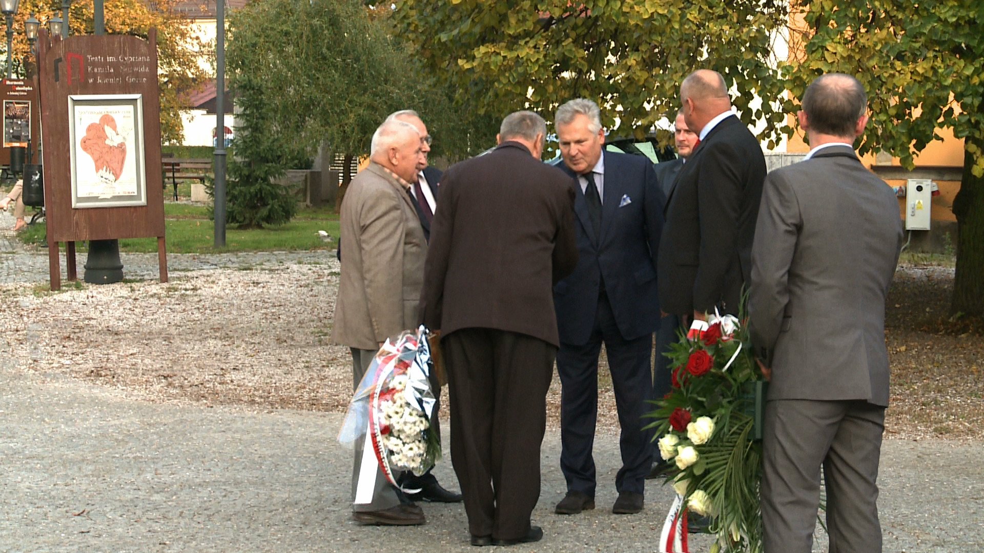 aleksander-kwasniewski-uczci-pamiec-tragedii-smolenskiej-77574