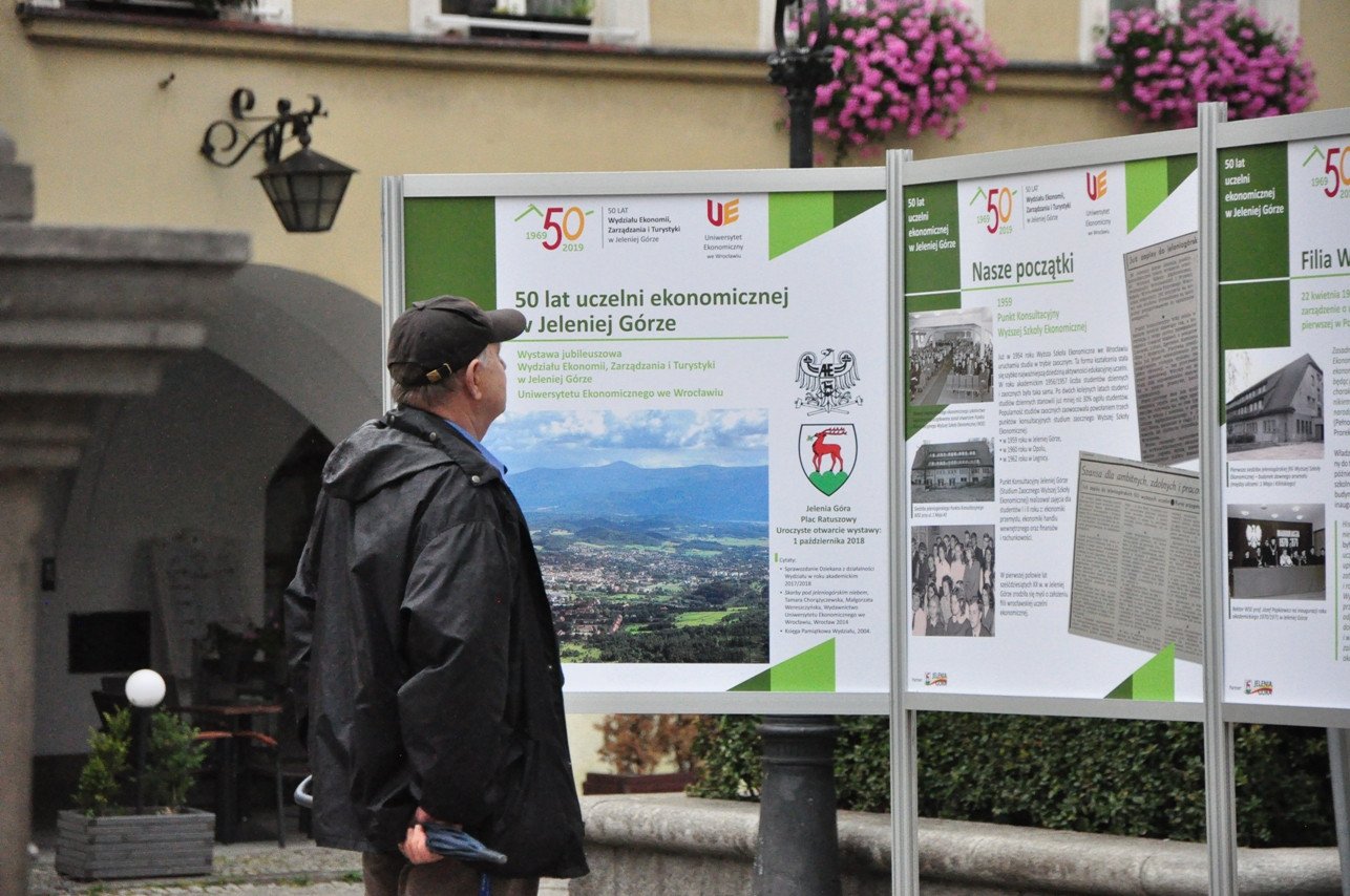 wystawy-na-50-jubileusz-wydziau-ekonomii-zarzadzania-i-turystyki-w-jeleniej-gorze-77636