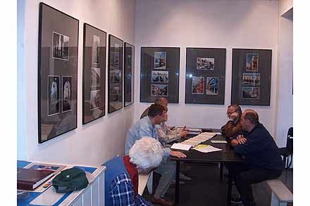 Uczestnicy tych spotkań prezentują fotografie i wszelkie inne materiały związane z malowaniem światłem ( z greckich słów fotos-światło i grafos-pisać)