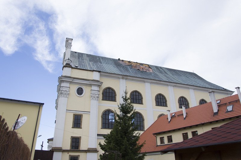 wichura-zerwaa-dach-z-koscioa-w-krzeszowie-77925