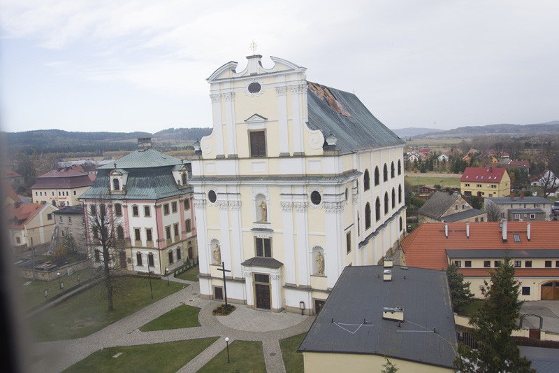 wichura-zerwaa-dach-z-koscioa-w-krzeszowie-77925