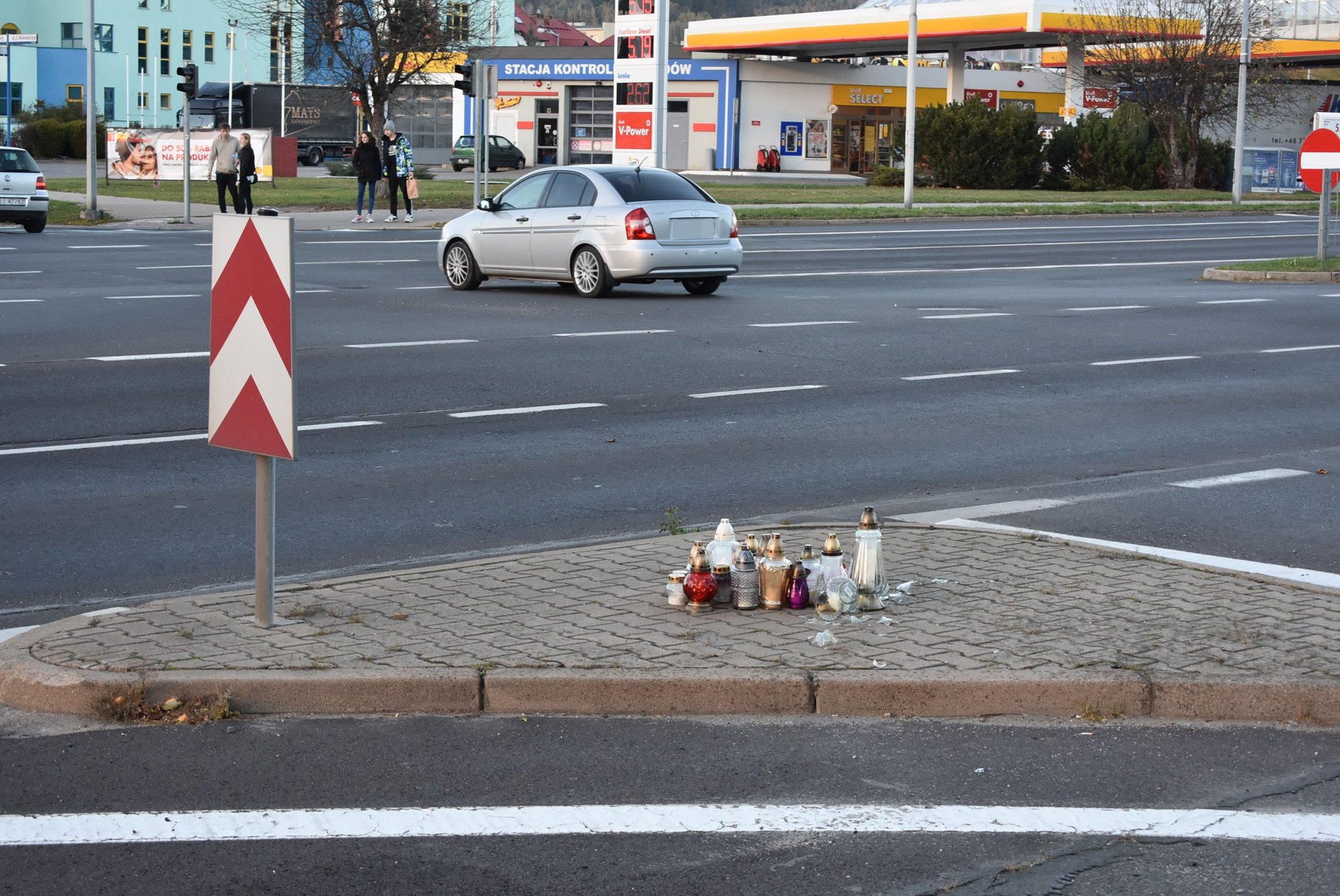 ludzie-stawiaja-znicze-po-tragedii-wciaz-sa-w-szoku-77943