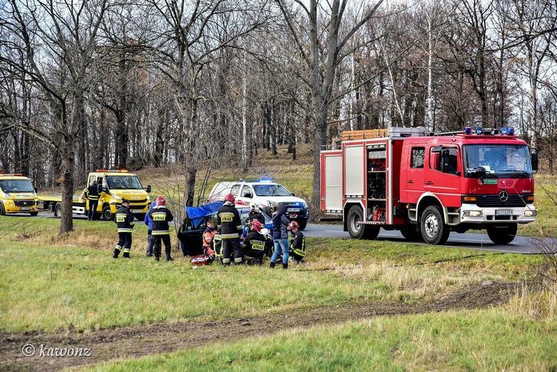 zderzenie-skody-z-drzewem-w-omnicy-78032