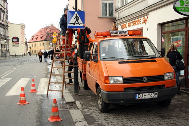 Wymiana znaków przed przejściem blisko zbiegu ulic 1 Maja, Okrzei i Kubsza.