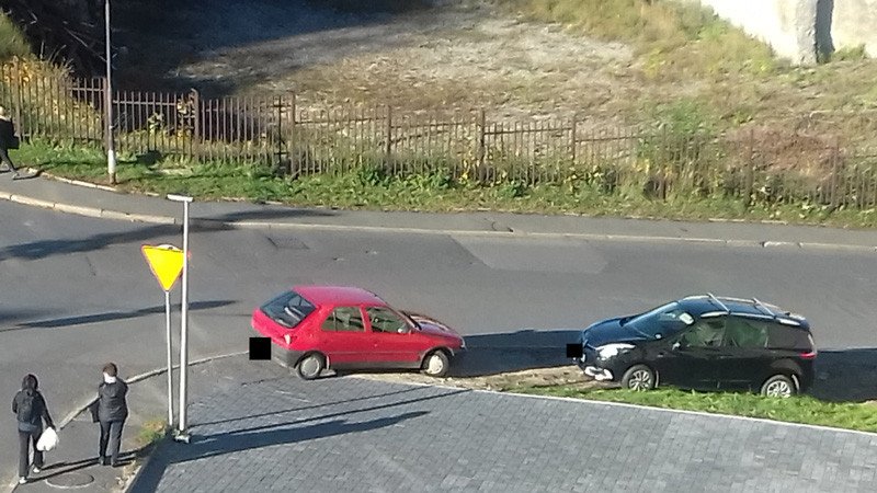 parkuja-na-chodniku-78077