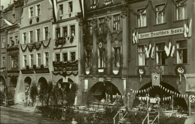 Hotel Deutsches Haus przed nazistowskim wiecem NSPAD. W faszystowskiej dekoracji cała pierzeja Rynku.