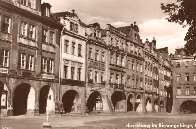 Rynek w latach 30-tych: widoczny na pierwszym planie znak wskazuje kierunek ruchu tramwaju w stronę ulicy Długiej.
