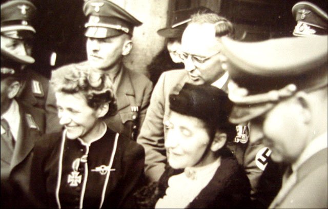 Hanna Reitsch wychodzi z ratusza po przyznaniu jej tytułu honorowej obywatelki Jeleniej Góry (teoretycznie zachowała go dziś).
