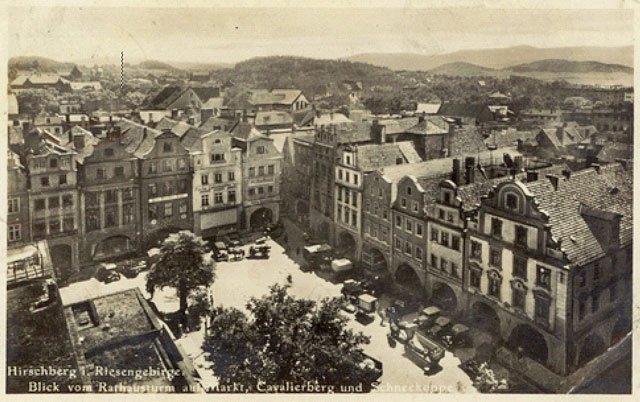Ta sama część centralnego punktu miasta, tyle że sfotografowana z ratuszowej wieży.