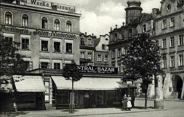 Bazar Centralny – ulubione miejsce zakupów wielu dawnych jeleniogórzan i turystów. Działało prawie do końca niemieckiej obecności w mieście. Może tam Nemecik kupił pamiątkową filiżankę?