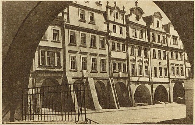 Plac Ratuszowy już po 1945 roku. W miejsce kolorowych szyldów niemieckich pojawiła się… pustka.