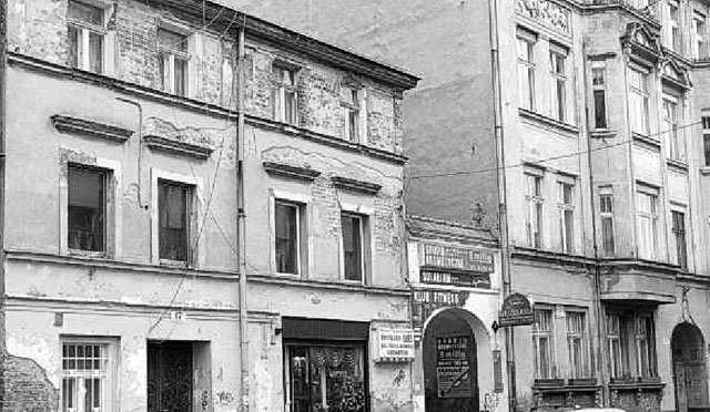 Schuetzenstrasse nr 17, a raczej Piłsudskiego nr 17. Tu zatrzymał się Frantisek Menecik. Fotografia z końca lat 90-tych minionego wieku. Kamienica jeszcze przed remontem elewacji.