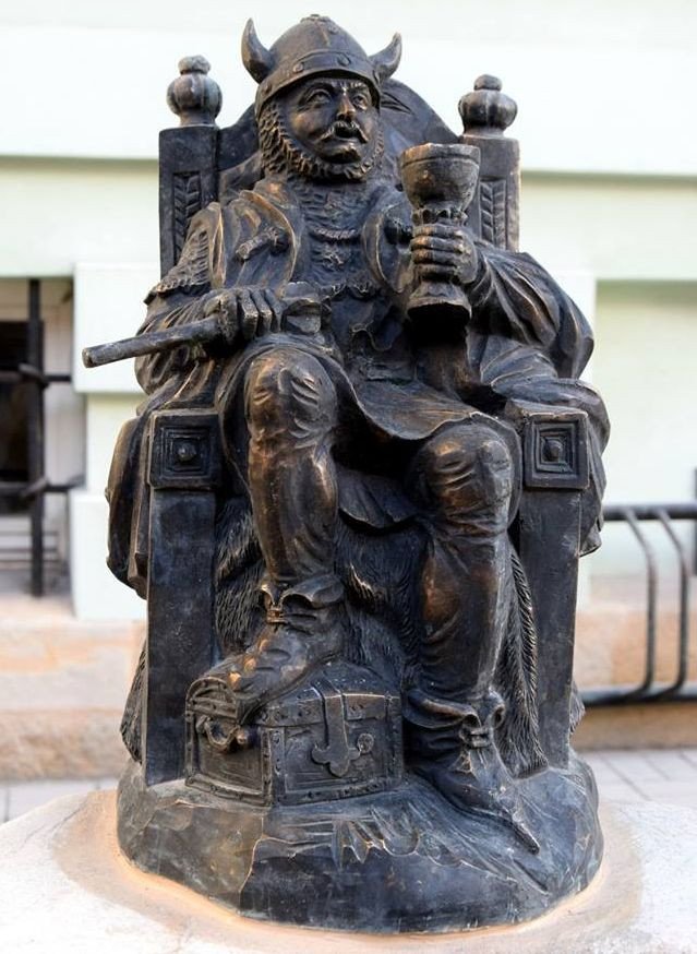 herszt-zbojow-przed-kowarskim-ratuszem-78231