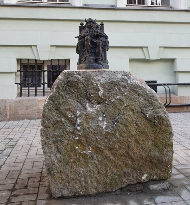 herszt-zbojow-przed-kowarskim-ratuszem-78231